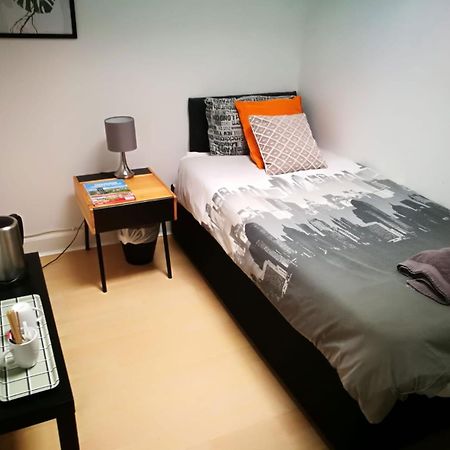 The Kingsview Townhouse - Boutique Hostel เอดินบะระ ภายนอก รูปภาพ