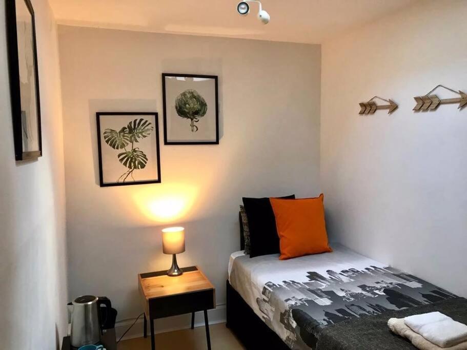 The Kingsview Townhouse - Boutique Hostel เอดินบะระ ภายนอก รูปภาพ