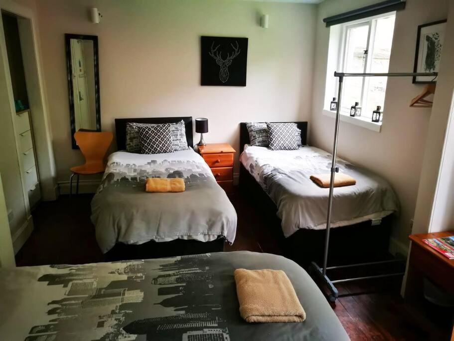 The Kingsview Townhouse - Boutique Hostel เอดินบะระ ภายนอก รูปภาพ