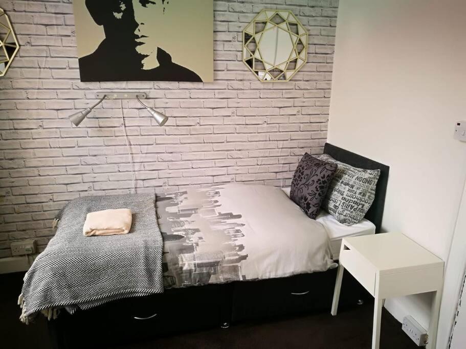 The Kingsview Townhouse - Boutique Hostel เอดินบะระ ภายนอก รูปภาพ