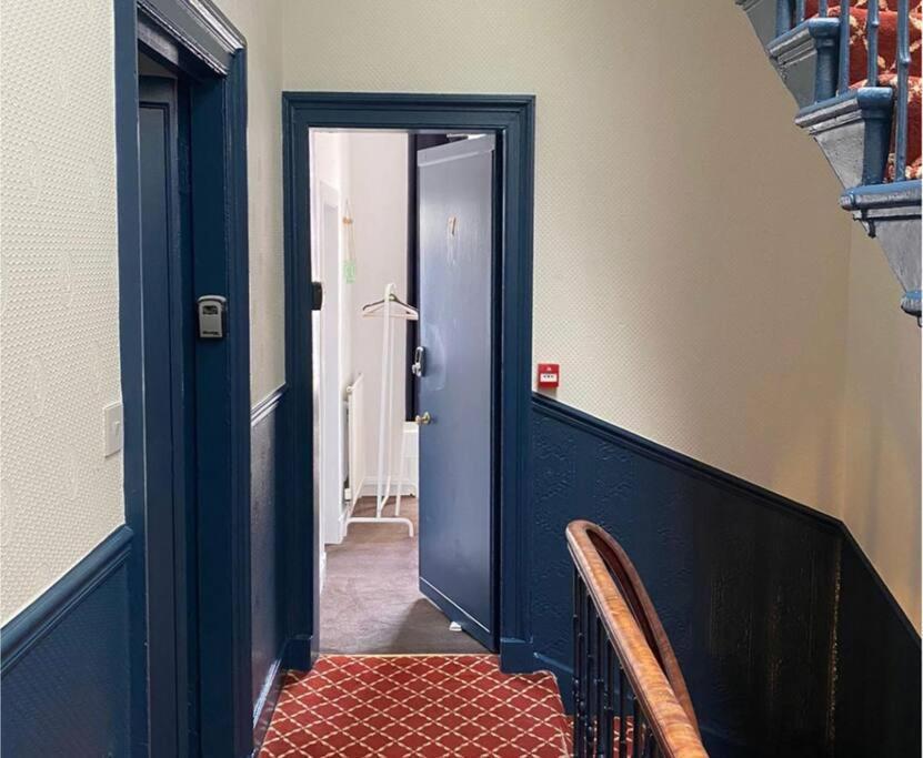 The Kingsview Townhouse - Boutique Hostel เอดินบะระ ภายนอก รูปภาพ