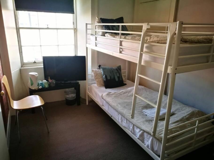 The Kingsview Townhouse - Boutique Hostel เอดินบะระ ภายนอก รูปภาพ