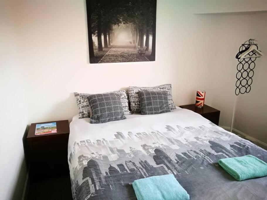 The Kingsview Townhouse - Boutique Hostel เอดินบะระ ภายนอก รูปภาพ