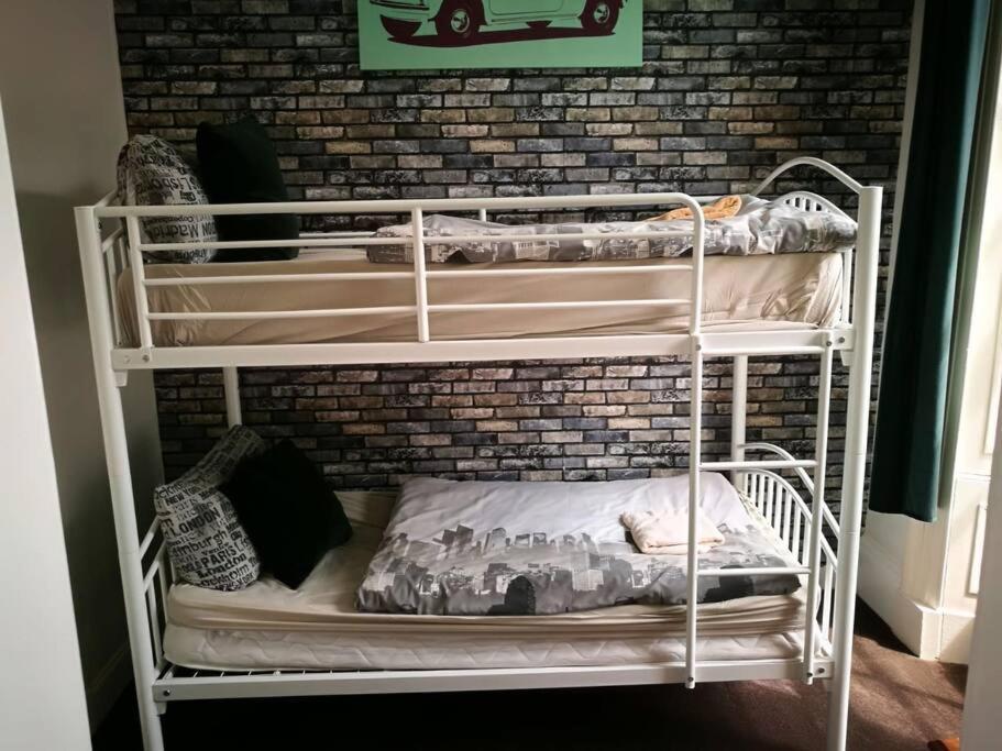 The Kingsview Townhouse - Boutique Hostel เอดินบะระ ภายนอก รูปภาพ