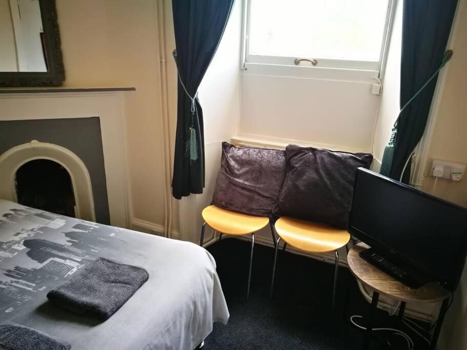 The Kingsview Townhouse - Boutique Hostel เอดินบะระ ภายนอก รูปภาพ