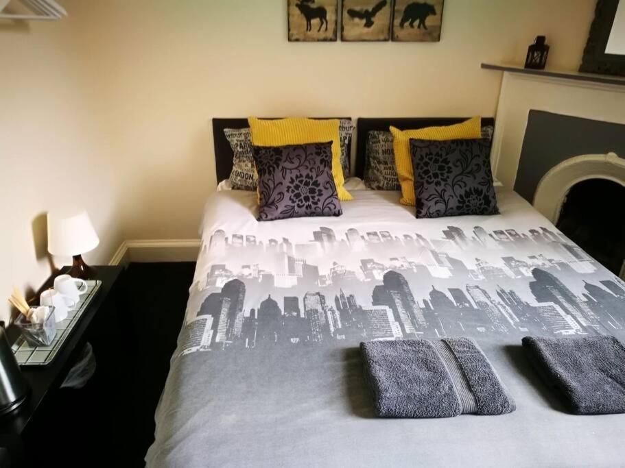 The Kingsview Townhouse - Boutique Hostel เอดินบะระ ภายนอก รูปภาพ