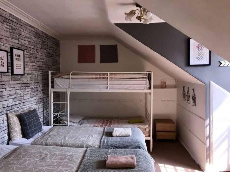 The Kingsview Townhouse - Boutique Hostel เอดินบะระ ภายนอก รูปภาพ