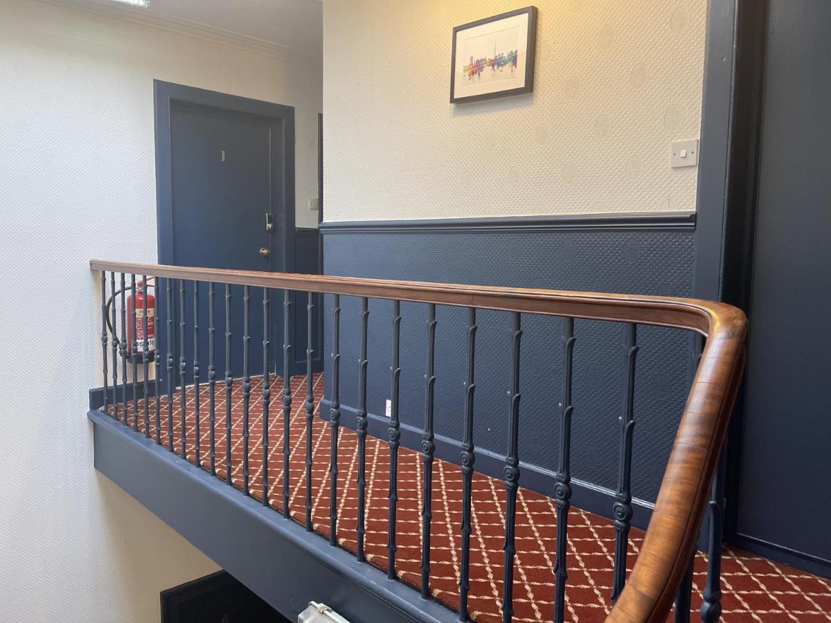 The Kingsview Townhouse - Boutique Hostel เอดินบะระ ภายนอก รูปภาพ