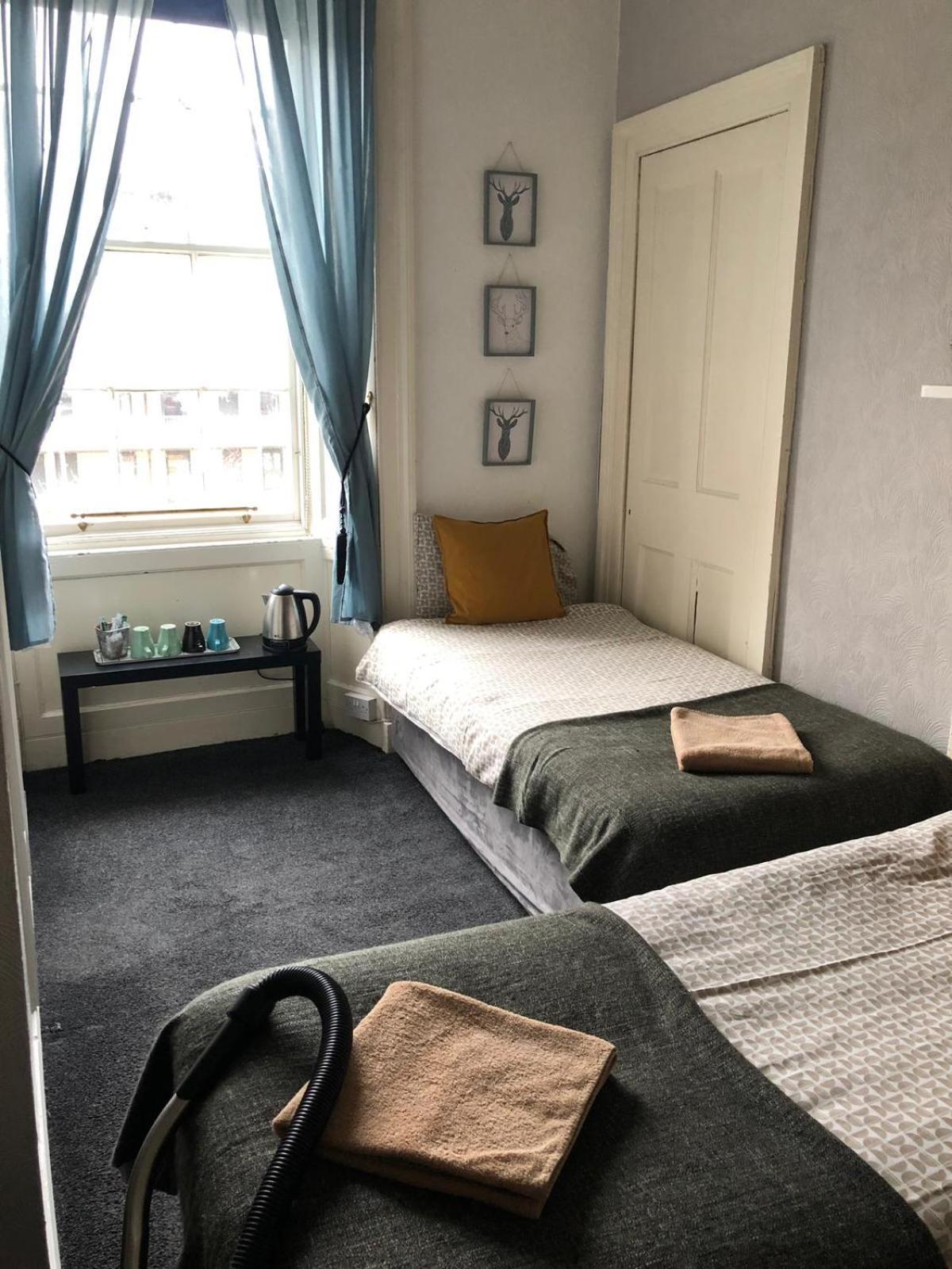 The Kingsview Townhouse - Boutique Hostel เอดินบะระ ภายนอก รูปภาพ