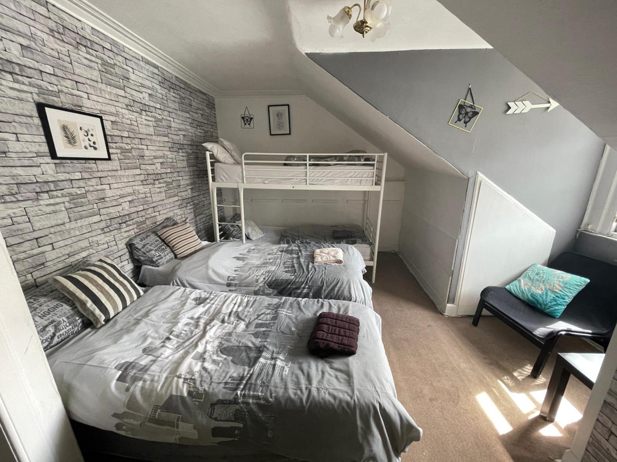 The Kingsview Townhouse - Boutique Hostel เอดินบะระ ภายนอก รูปภาพ