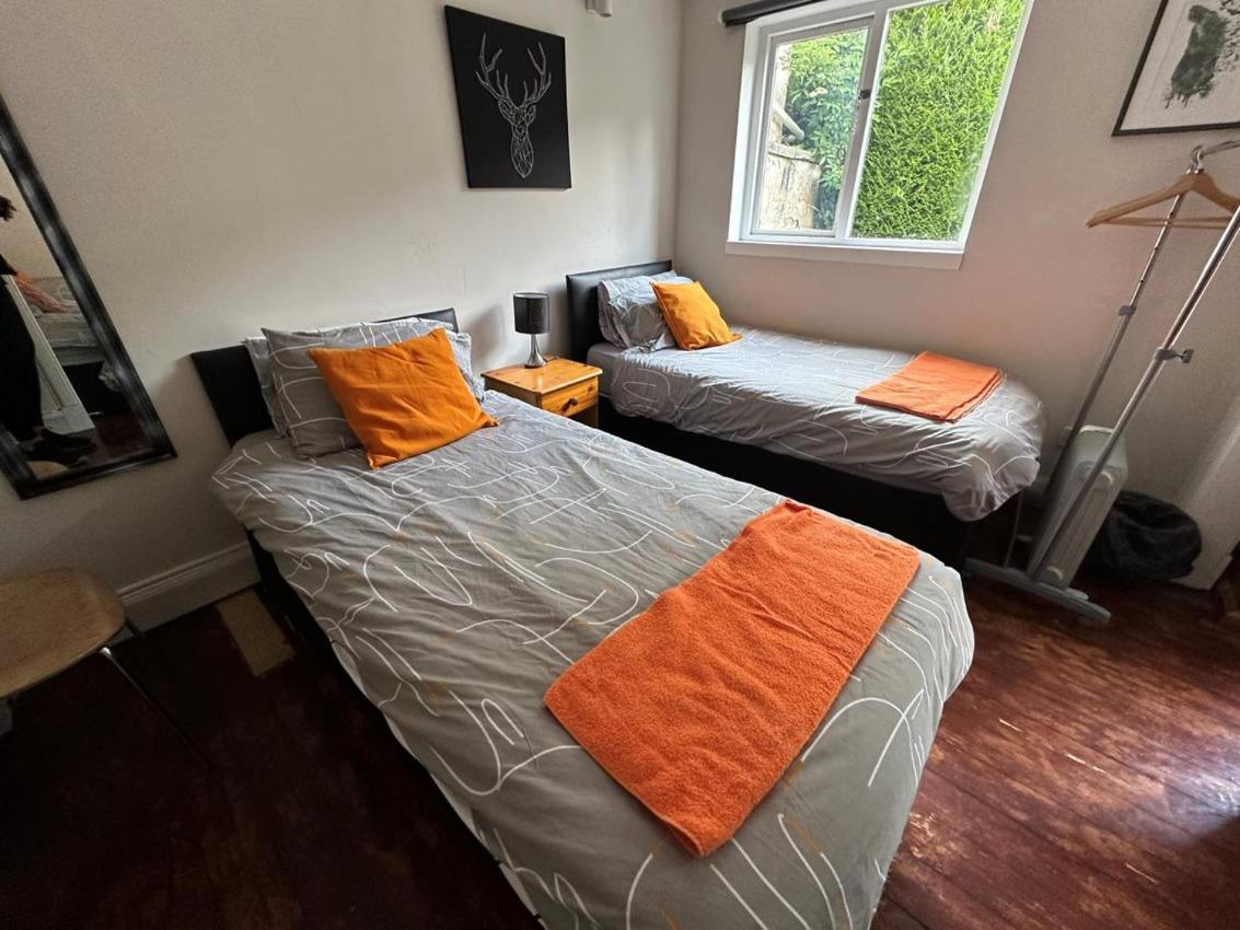 The Kingsview Townhouse - Boutique Hostel เอดินบะระ ภายนอก รูปภาพ