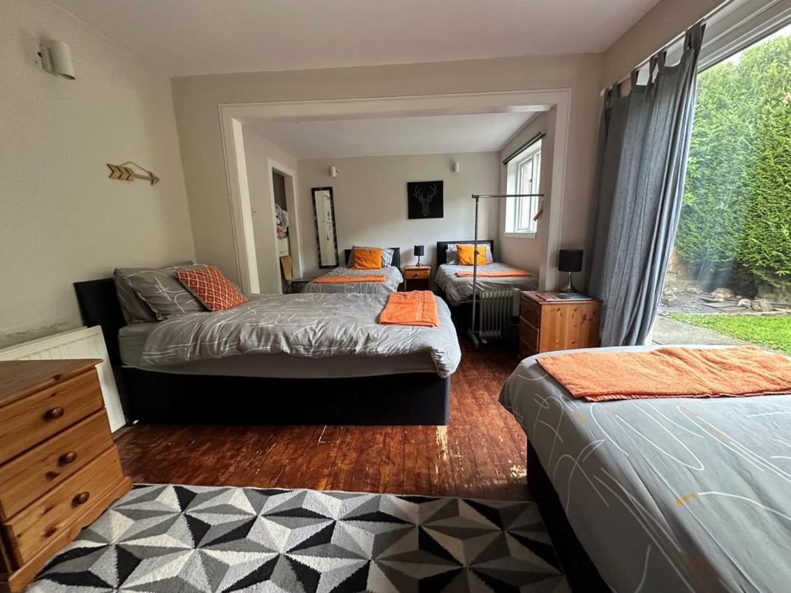 The Kingsview Townhouse - Boutique Hostel เอดินบะระ ภายนอก รูปภาพ