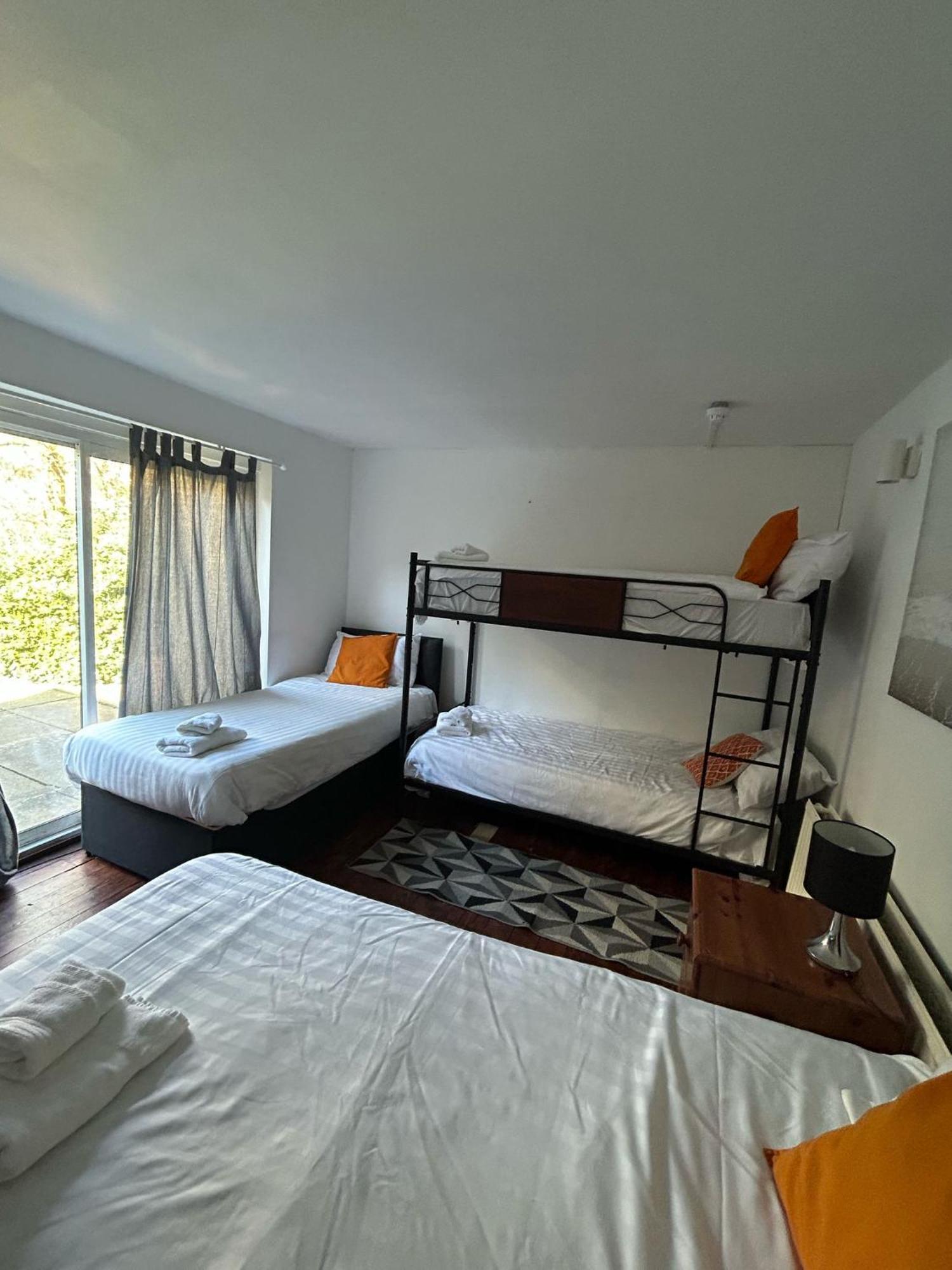 The Kingsview Townhouse - Boutique Hostel เอดินบะระ ภายนอก รูปภาพ