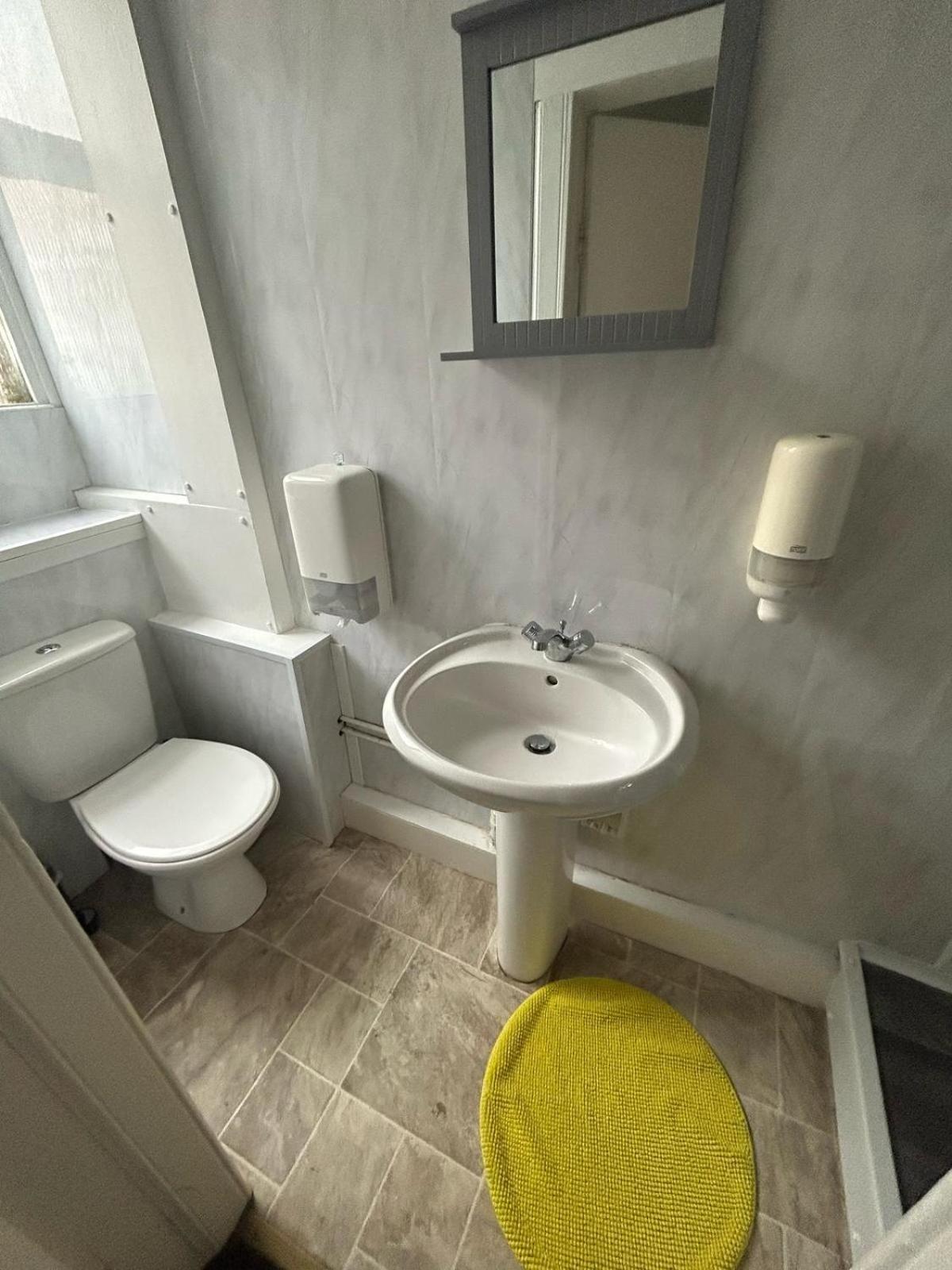 The Kingsview Townhouse - Boutique Hostel เอดินบะระ ภายนอก รูปภาพ